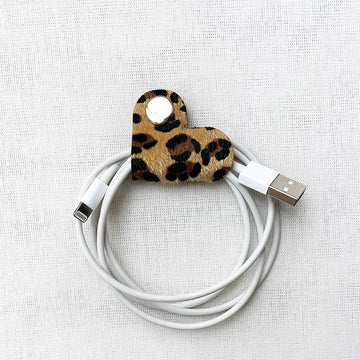 PORTA CABLES CORAZÓN LEOPARDO